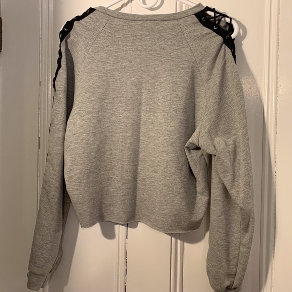 Hot Topic Woman's Cropped Grey w Black lace up Long Sleeve Sweatshirt XS - Picture 4 of 6